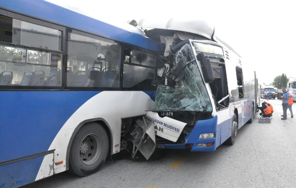Ankara’da İki Belediye Otobüsü Çarpıştı: 1 Ölü, 16 Yaralı