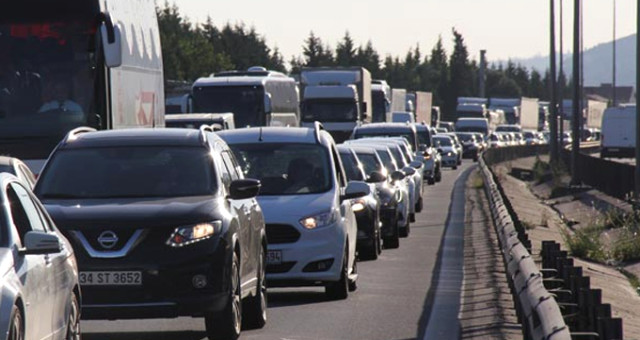 TEM’de 5 Araç Birbirine Girdi, Yol Yarım Saat Ulaşıma Kapandı