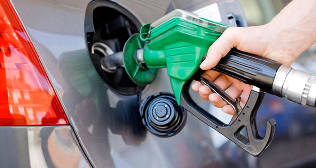 Son Dakika! Benzine Büyük İndirim: Gece Yarısından İtibaren Geçerli Olacak