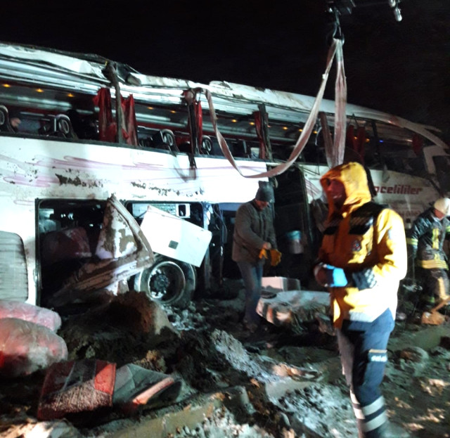 Yolcu Otobüsleri Devrildi: 3 Ölü, 55 Yaralı