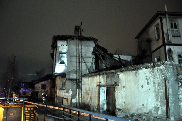 Ankara’da Boş Durumdaki 2 Katlı Ev Çöktü, Çevredeki Evlerde Yaşayanlar Tahliye Edildi