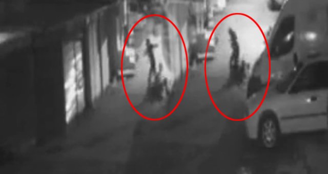 Gözü Dönmüş Saldırganın Genç Kadını Boğazına Çakmak Dayayıp Gasbettiği Anlar Kameralara Yansıdı