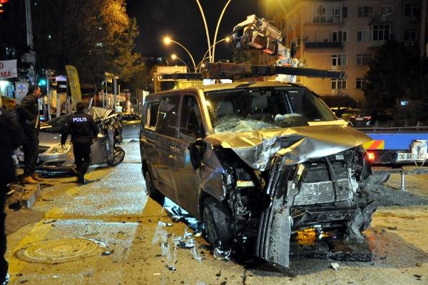 Ankara’da Minibüs, 2 Otomobile Çarptı: 1 Ölü, 3 Yaralı