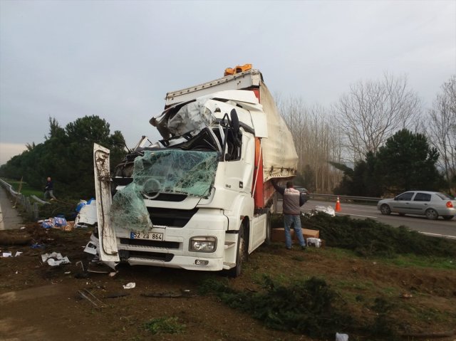 Hafif Ticari Araçla Çarpışan Tır Devrildi: 1 Yaralı