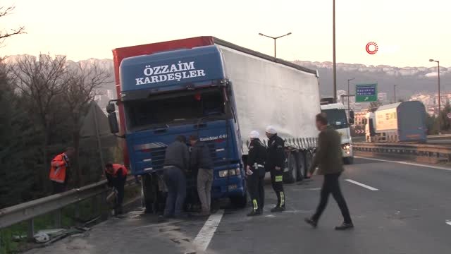 Otomobile Çarpıp Devrilen Tır, Tem’i Trafiğe Kapattı