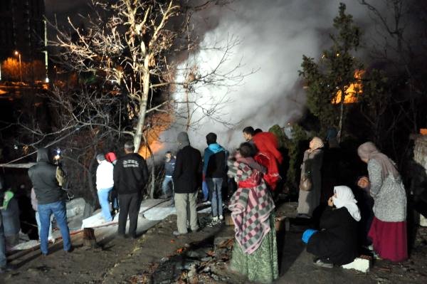 Ankara’da İki Gecekondu Yandı; 20 Kişi Evsiz Kaldı