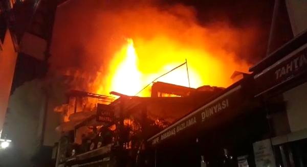 Ankara’da Tarihi Hamamönü Çarşısı’ndaki Konakta Yangın (1)