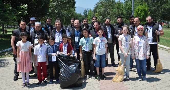 Suriyelilerden park temizliği