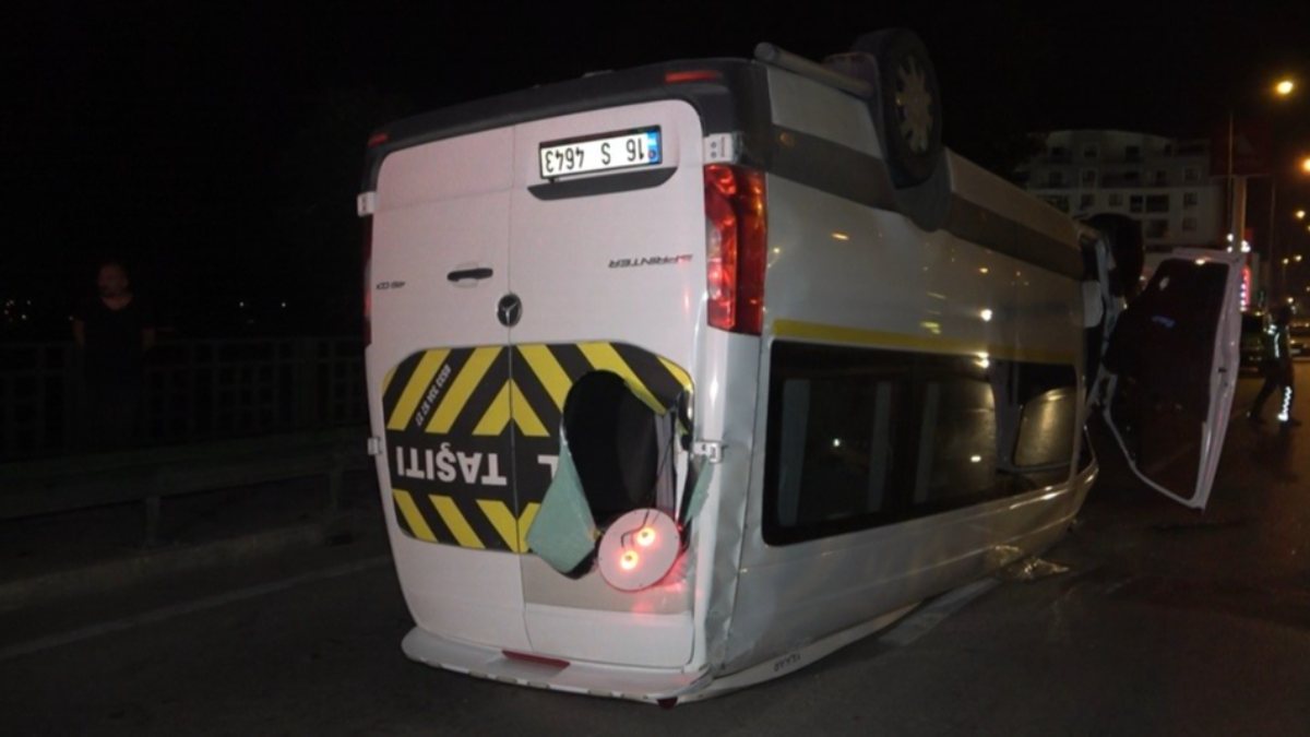 Bursa’da, kaza yapan servis aracı ters döndü