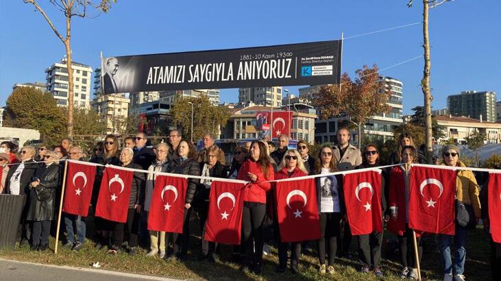 Kadıköy’de binlerce kişilik ‘Ata’ya Saygı Zinciri’ oluşturuldu