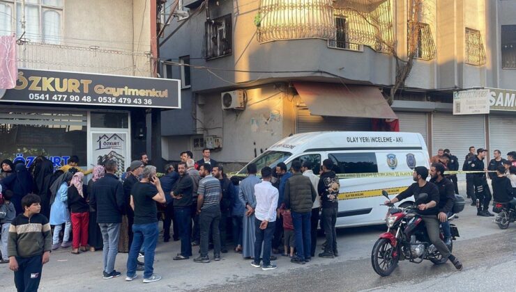 Adana’da sokakta otururken silahlı akına uğrayan baba-oğul, öldü