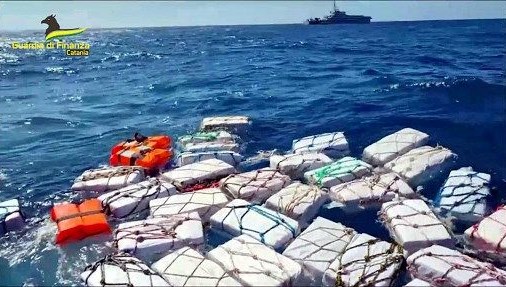 Akdeniz’de paketler halinde 2 ton kokain bulundu
