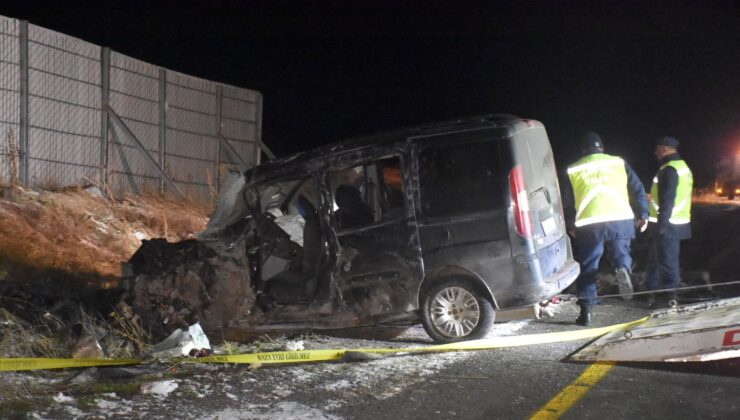 Kars’ta araba ile hafif ticari araç çarpıştı: 1 meyyit, 6 yaralı