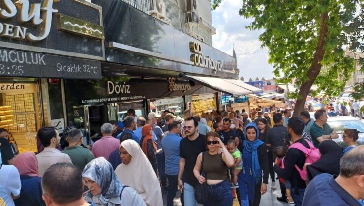 Kurban Bayramı için döviz bozdurmak isteyen vatandaşlar kuyruk oluşturdu