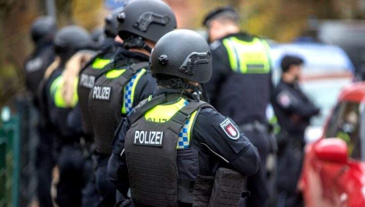 Almanya’da öğretmeni silahla tehdit eden 4 çocuk gözaltına alındı