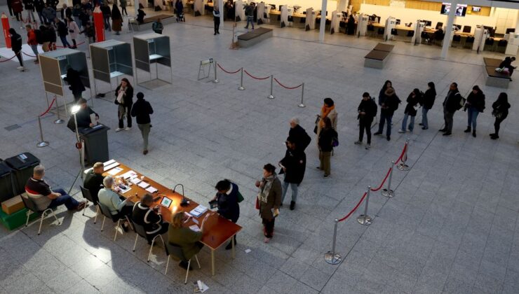 Hollanda sandık başına gitti | Sandık çıkış anketlerine nazaran çok sağcı Wilders’in partisi önde