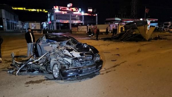 Adana’da araba ile kamyonet çarpıştı: 1 meyyit, 3 yaralı