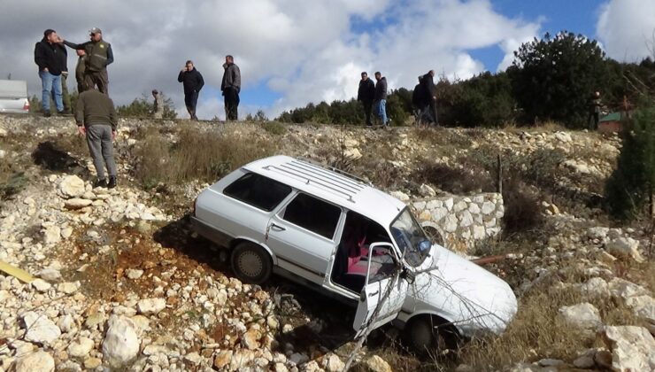 Mersin’de yoldan çıkan arabadaki 2 kişi yaralandı