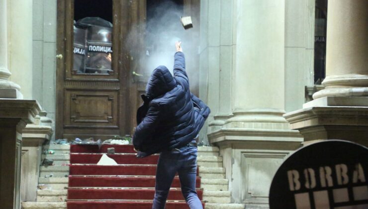 Sırbistan’da seçim sonrası gerginlik: Göstericiler Belgrad Belediye Meclis binasına girmeye çalıştı