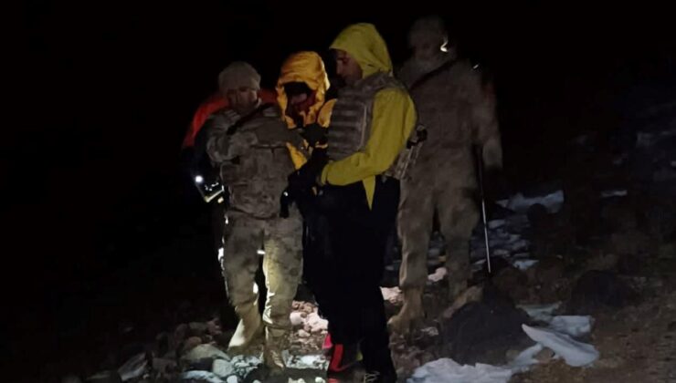 Ağrı Dağı’nda tepeye yakın bölgede düşerek yaralanan Ukraynalı turist kurtarıldı