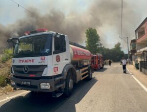 Bursa’da odun depolarının yakınında yangın