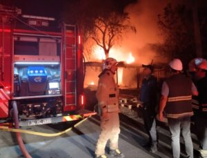 Sancaktepe’de gecekondu alev alev yandı