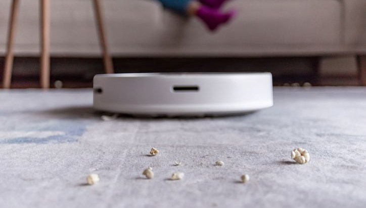 Şarjda bırakılan robot süpürgeye dikkat! Bomba üzere patladı