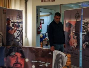 İsrail, El Cezire ofisine canlı yayında baskın düzenledi