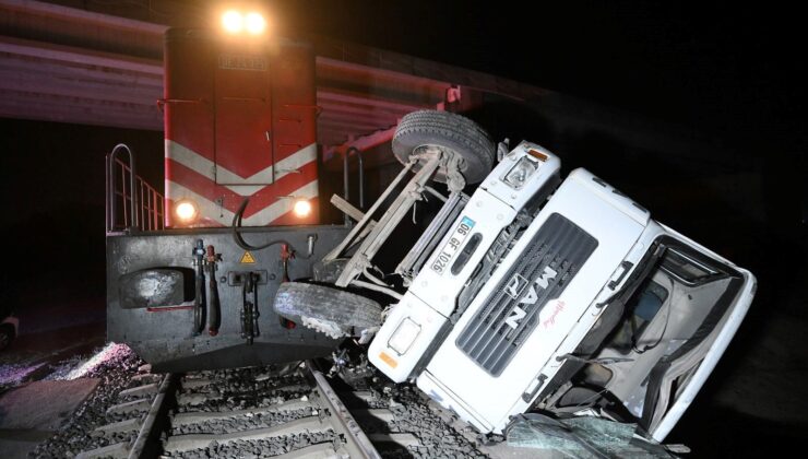 Edirne’de yolcu treni beton pompası aracına çarptı