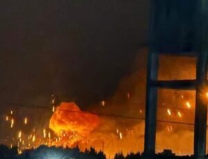 İsrail savaş uçakları Suriye’deki Rus hava üssü yakınlarını vurdu: Silah deposu imha edildi