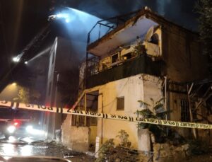 Pendik’te iki katlı mesken alev alev yandı