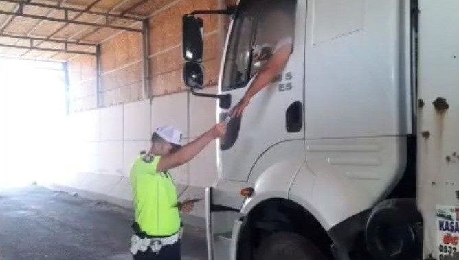 Plakasını bantla kapatan şoförler radara yakalandı