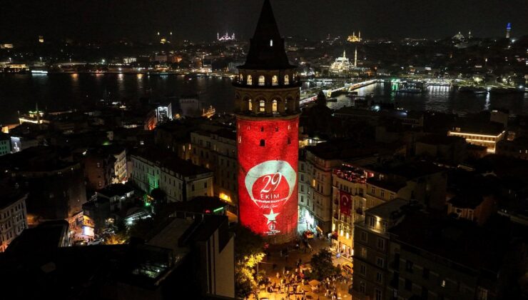 Cumhuriyet’in 101. yıl dönümünde Galata Kulesi’ne Türk Bayrağı yansıtıldı