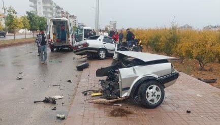 Direğe çarpan araba ikiye bölündü, şoför yaralandı