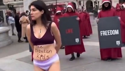 İran’daki özgürlük protestosu Londra’ya sıçradı | Soyunarak reaksiyon gösterdiler: “Bu bizim bedenimiz!”