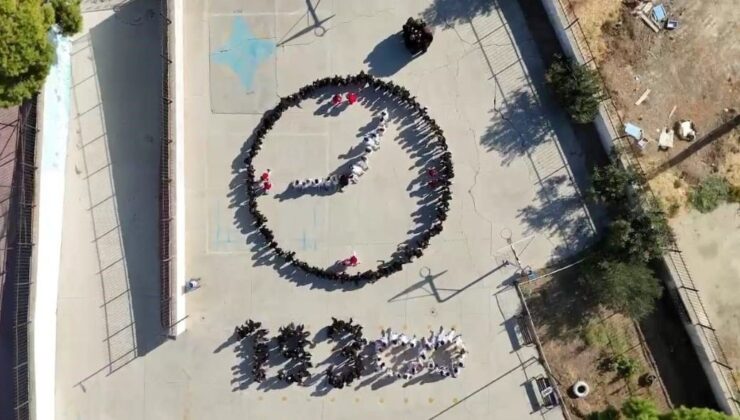 İzmir’de öğrencilerden 10 Kasım koreografisi