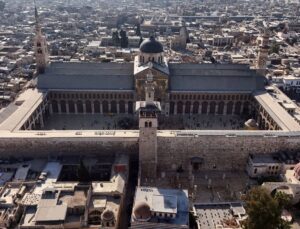 Esad sonrası birinci cuma namazı: Suriyeliler Emevi Camii’ne akın etti