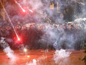 Gürcistan’da sokaklar durulmuyor | Cumhurbaşkanı: Hükümet legal değil