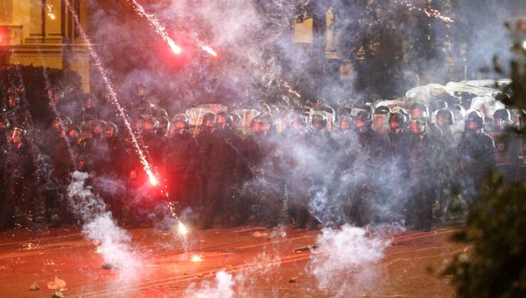 Gürcistan’da sokaklar durulmuyor | Cumhurbaşkanı: Hükümet legal değil