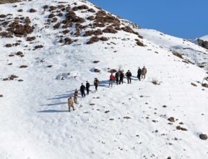 İnsan kaçakçısını kardaki ayak izleri ele verdi