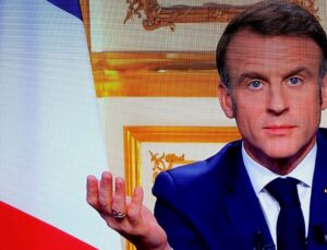 Macron’dan kriz sonrası birinci açıklama: Misyon süremin sonuna kadar buradayım