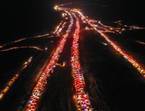 Suriyeliler Şam yolunda: Kilometrelerce araç kuyruğu oluştu