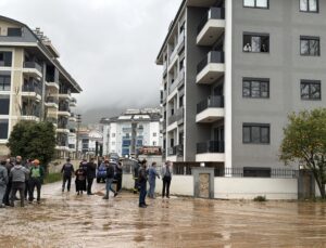 Akdeniz’de fırtına: 11 ilçede eğitime orta verildi