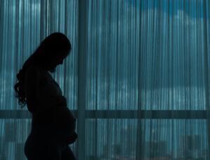 Hamileliğini gizledi, doğurduğu bebekleri dondurucuya sakladı