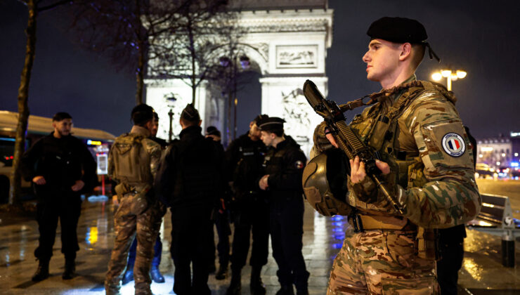 Paris’te jandarmaya bıçaklı hücumda bulunan kuşkulu öldürüldü