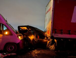 TEM Otoyolu Sakarya geçişinde zincirleme kaza. Ankara tarafı trafiğe kapandı
