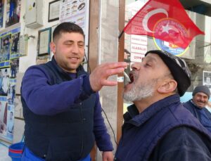 Tezgahın başında çiğ çiğ yedi, “Denizin kuru fasulyesi” dedi