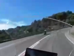 Tıpkı yerde arka arda iki sollama kazası. 2 motosikletli öldü