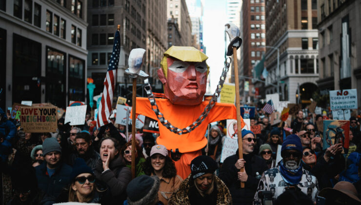 ABD’de milyonlarca kişi sokağa çıktı. Trump’a karşı “Krallara Hayır” protestosu