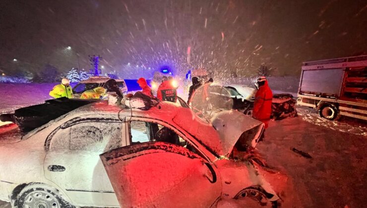 Bitlis’te iki araba çarpıştı, 7 kişi yaralandı